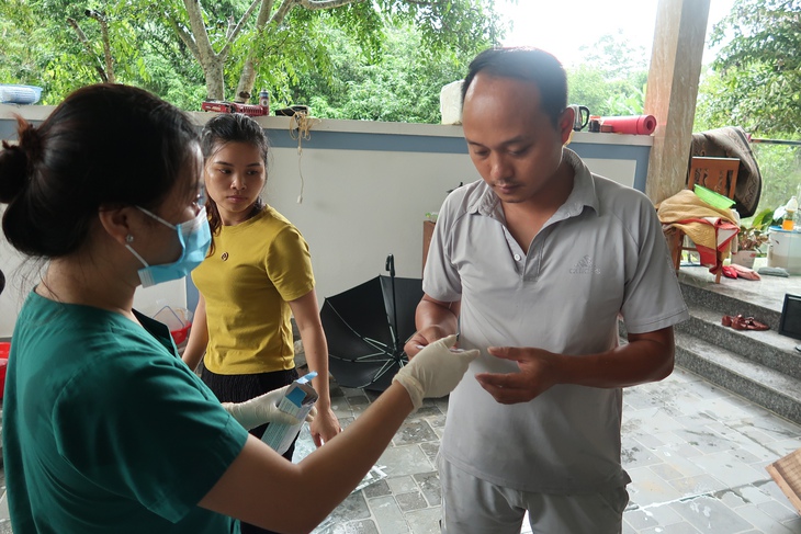 Tâm lũ Quỳ Châu: Nhanh chóng khử sạch nguồn nước cho người dân vùng lũ - Ảnh 4. Tâm lũ Quỳ Châu: Nhanh chóng khử sạch nguồn nước cho người dân vùng lũ - Ảnh 4.