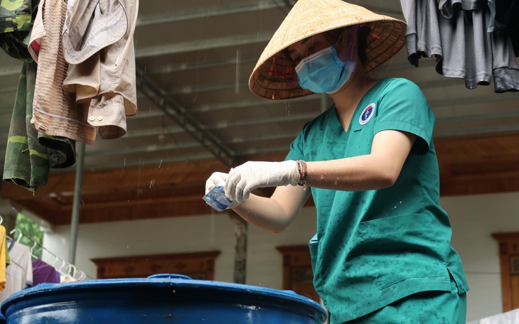 Tâm lũ Quỳ Châu: Cán bộ y tế đến từng nhà khử sạch nguồn nước cho người dân vùng lũ