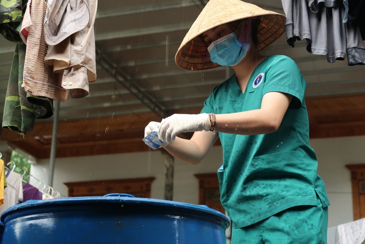 Tâm lũ Quỳ Châu: Nhanh chóng khử sạch nguồn nước cho người dân vùng lũ - Ảnh 3. Tâm lũ Quỳ Châu: Nhanh chóng khử sạch nguồn nước cho người dân vùng lũ - Ảnh 3.