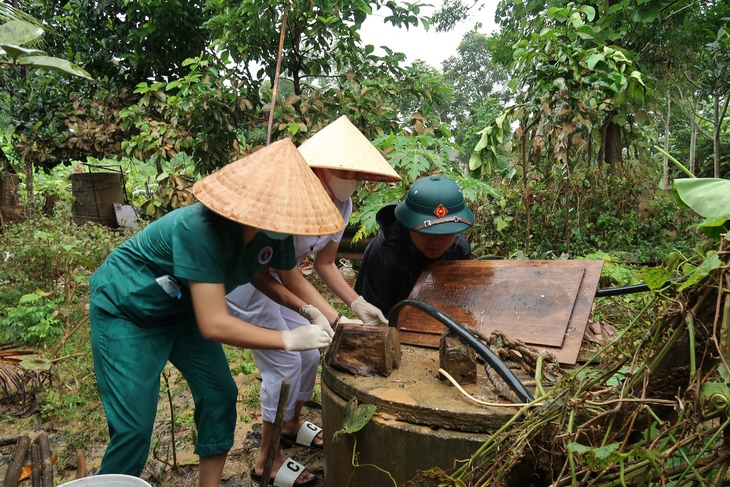 Tâm lũ Quỳ Châu: Nhanh chóng khử sạch nguồn nước cho người dân vùng lũ - Ảnh 7. Tâm lũ Quỳ Châu: Nhanh chóng khử sạch nguồn nước cho người dân vùng lũ - Ảnh 7.