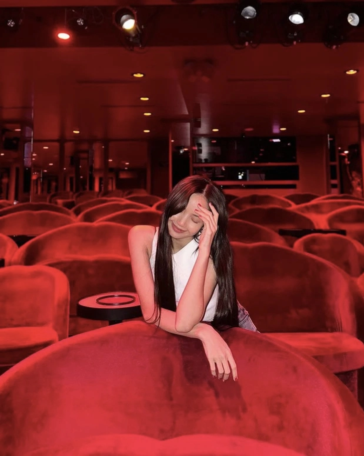 Lisa (BLACKPINK) biểu diễn tại hộp đêm nhạy cảm, khán giả 'dậy sóng' - Ảnh 1. Lisa (BLACKPINK) biểu diễn tại hộp đêm nhạy cảm, khán giả 'dậy sóng' - Ảnh 1.