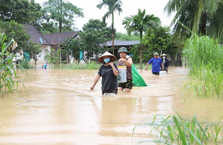 Nghệ An tiếp tục sơ tán những hộ dân ở khu vực nguy hiểm - Ảnh 1.