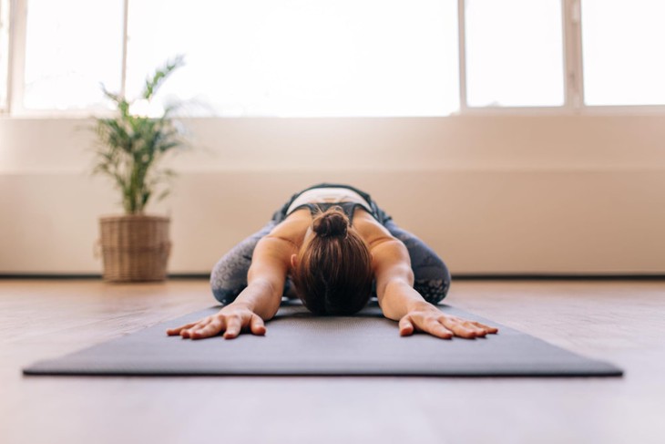 5 tư thế yoga tập ngay trên giường khởi động buổi sáng- Ảnh 1. 5 tư thế yoga tập ngay trên giường khởi động buổi sáng- Ảnh 1.