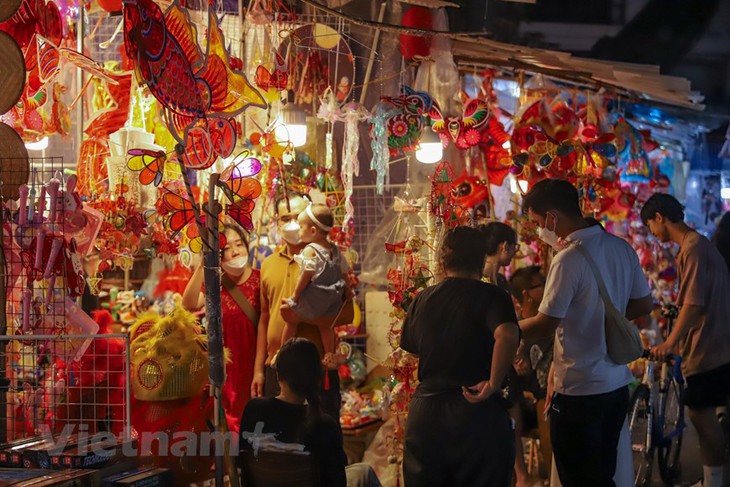 Hà Nội: Phố Hàng Mã chật ních người dân vui chơi dịp rằm Trung thu - Ảnh 1.