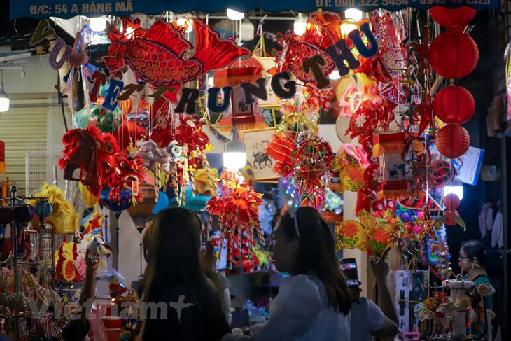 Hà Nội: Phố Hàng Mã chật ních người dân vui chơi dịp rằm Trung thu - Ảnh 10.