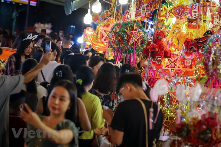 Hà Nội: Phố Hàng Mã chật ních người dân vui chơi dịp rằm Trung thu - Ảnh 2.