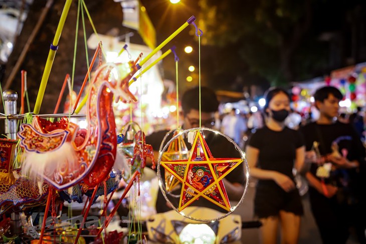 Hà Nội: Phố Hàng Mã chật ních người dân vui chơi dịp rằm Trung thu - Ảnh 3.
