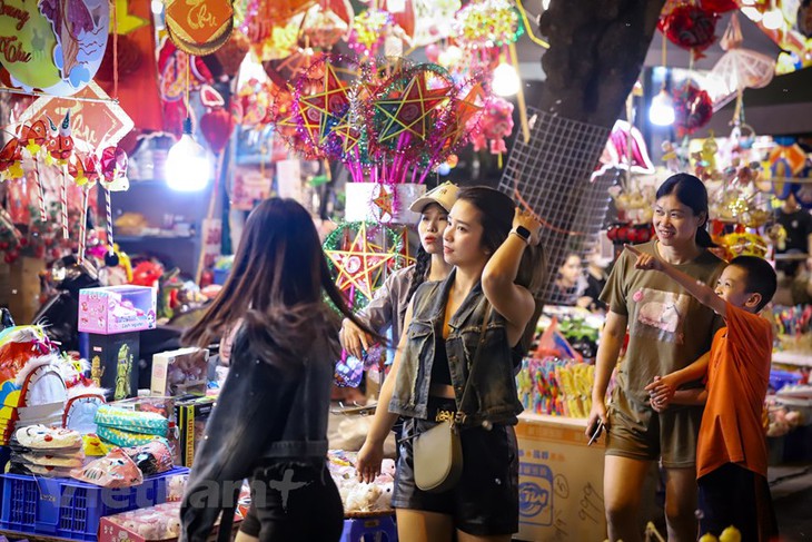 Hà Nội: Phố Hàng Mã chật ních người dân vui chơi dịp rằm Trung thu - Ảnh 4.