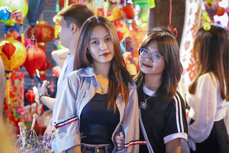 Hà Nội: Phố Hàng Mã chật ních người dân vui chơi dịp rằm Trung thu - Ảnh 6.