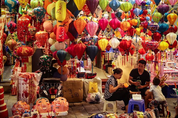 Hà Nội: Phố Hàng Mã chật ních người dân vui chơi dịp rằm Trung thu - Ảnh 7.
