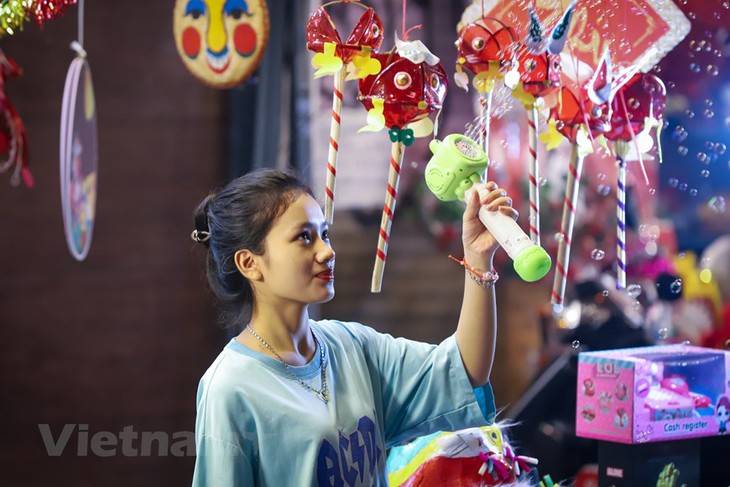Hà Nội: Phố Hàng Mã chật ních người dân vui chơi dịp rằm Trung thu - Ảnh 8.