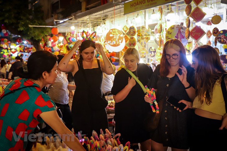 Hà Nội: Phố Hàng Mã chật ních người dân vui chơi dịp rằm Trung thu - Ảnh 9.