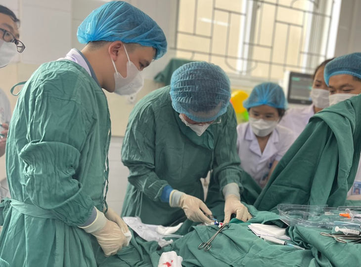 BV Nội tiết Nghệ An triển khai kỹ thuật đặt catheter tĩnh mạch cảnh 2 nòng có cuff tạo đường hầm lọc máu - Ảnh 1. BV Nội tiết Nghệ An triển khai kỹ thuật đặt catheter tĩnh mạch cảnh 2 nòng có cuff tạo đường hầm lọc máu - Ảnh 1.