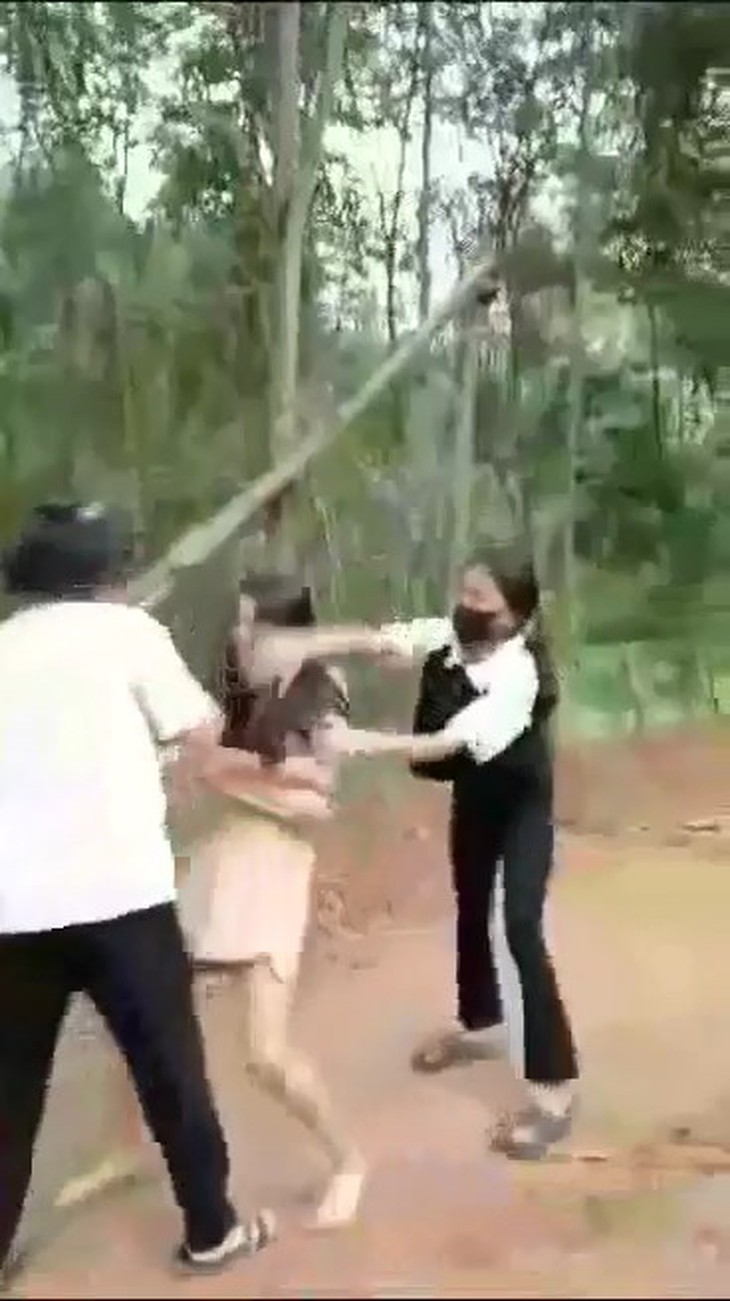 Nghệ An: Xác minh, làm rõ clip 2 nữ sinh đánh, lột đồ bạn - Ảnh 1.
