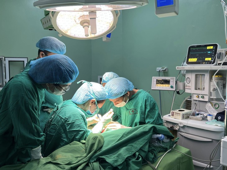 Phẫu thuật nối liền thành công bàn tay bị đứt rời cho bệnh nhi gần 18 tháng tuổi - Ảnh 3.