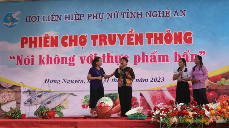 Phiên chợ truyền thông ‘Nói không với thực phẩm bẩn’ nâng cao ý thức cho người dân - Ảnh 2.
