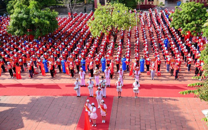 Học sinh cả nước đón khai giảng năm học mới trong thời tiết dịu mát - Ảnh 1. Học sinh cả nước đón khai giảng năm học mới trong thời tiết dịu mát - Ảnh 1.