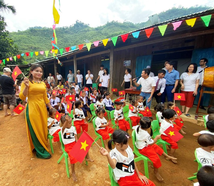 Xúc động lễ khai giảng đặc biệt ở giữa những tầng mây - Ảnh 1.