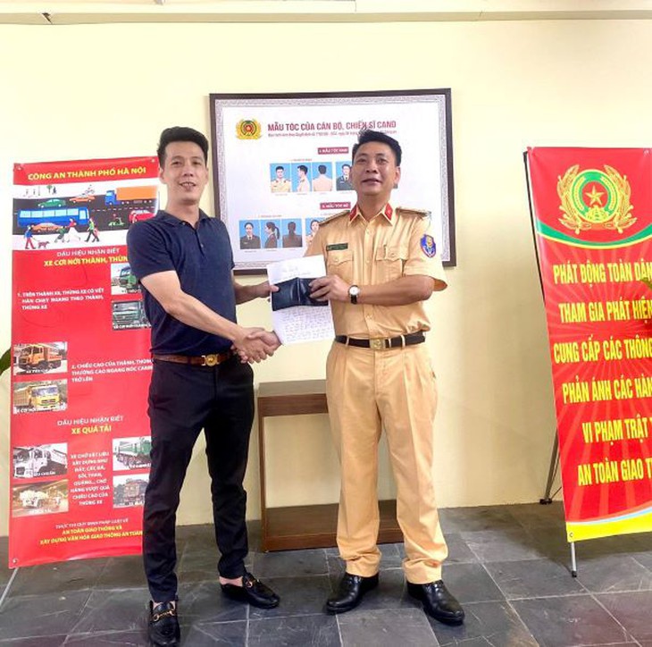 Chủ động tìm và trao trả tài sản cho người dân bị thất lạc dịp nghỉ lễ - Ảnh 2.