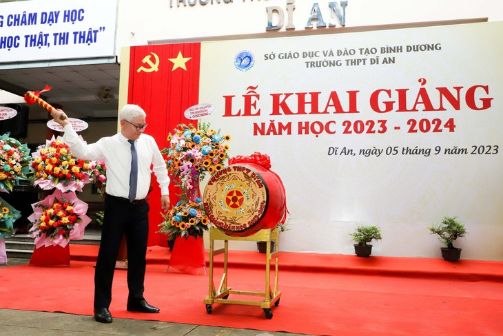 Bí thư Tỉnh ủy Bình Dương đánh trống khai giảng năm học 2023 -2024 - Ảnh 1.