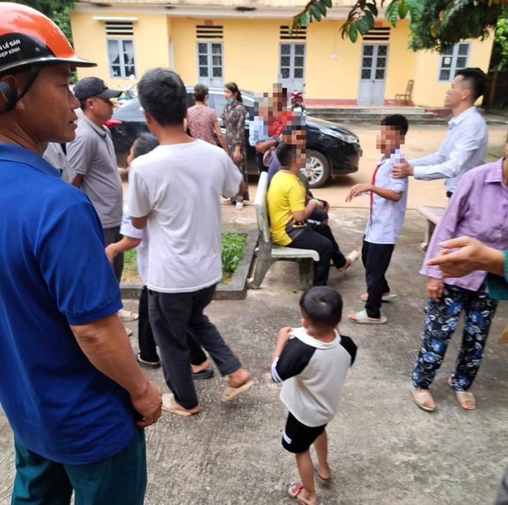 Kết thúc lễ khai giảng 7 học sinh bị bỏng ở tay, mặt do bóng bay nổ - Ảnh 1.