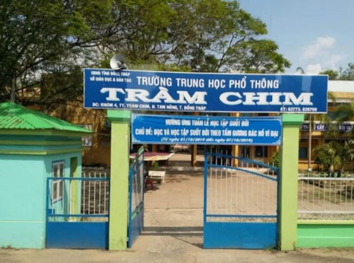 Hiệu trưởng ở Đồng Tháp đột quỵ khi đọc diễn văn khai giảng - Ảnh 1.