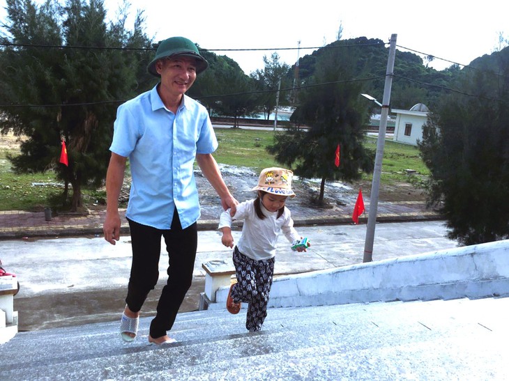 Khai giảng đặc biệt ở đảo tiền tiêu Đông Bắc - Ảnh 1. Khai giảng đặc biệt ở đảo tiền tiêu Đông Bắc - Ảnh 1.
