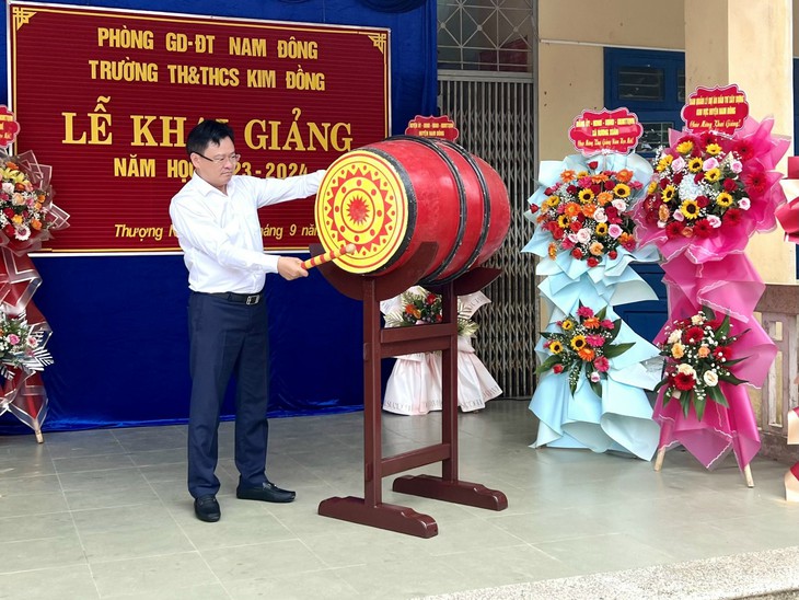 Hơn 2 triệu học sinh các tỉnh miền Trung nô nức khai giảng năm học mới - Ảnh 7.
