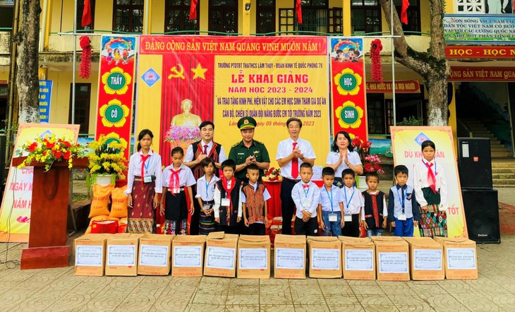 Lễ khai giảng đặc biệt ở trường học vùng biên viễn - Ảnh 1.