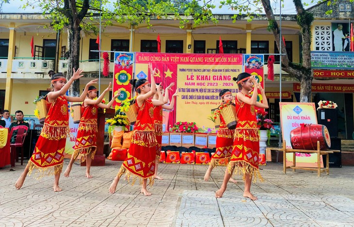 Lễ khai giảng đặc biệt ở trường học vùng biên viễn - Ảnh 2.