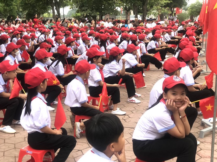 Hơn 2 triệu học sinh các tỉnh miền Trung nô nức khai giảng năm học mới - Ảnh 3.