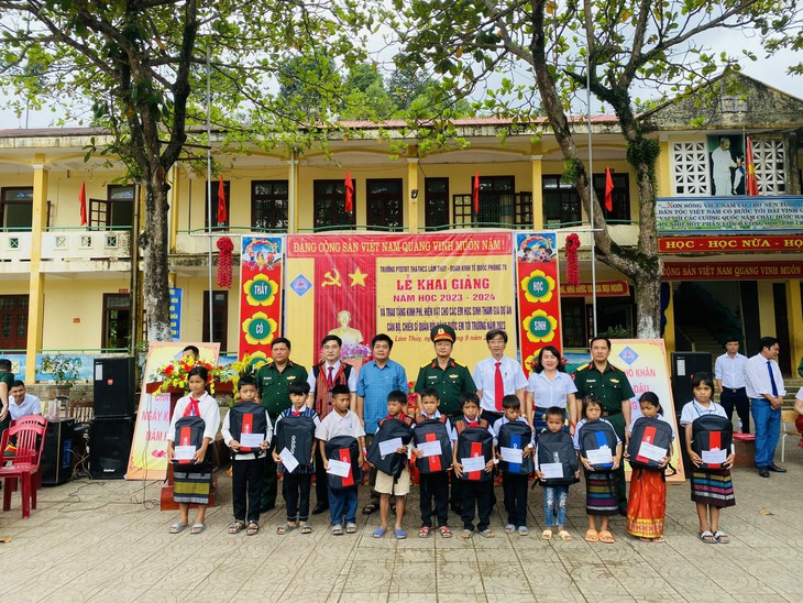 Hơn 2 triệu học sinh các tỉnh miền Trung nô nức khai giảng năm học mới - Ảnh 4.