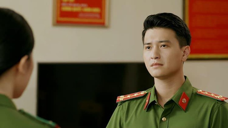 Huỳnh Anh: Đời thường xuề xòa khác biệt vẻ nghiêm túc của cảnh sát Tuấn 'Biệt dược đen' - Ảnh 2. Huỳnh Anh: Đời thường xuề xòa khác biệt vẻ nghiêm túc của cảnh sát Tuấn 'Biệt dược đen' - Ảnh 2.
