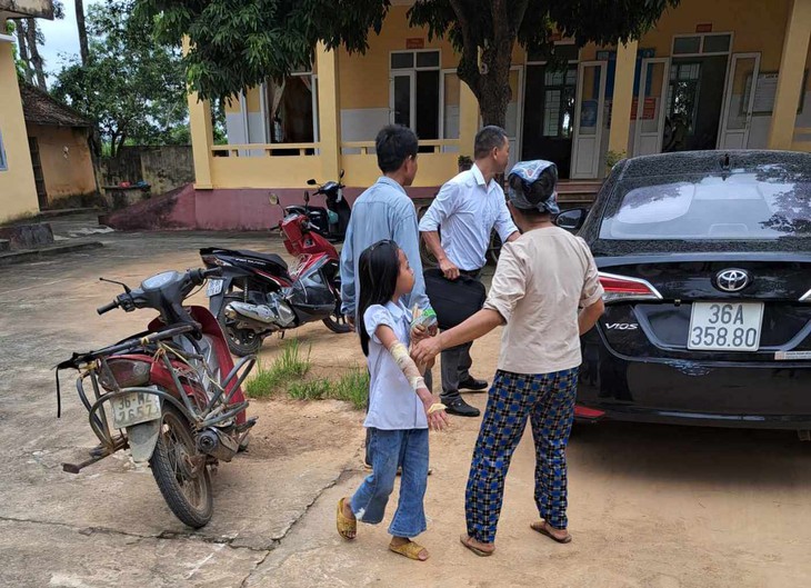 Người vô tình làm bóng bay phát nổ khiến nhiều học sinh bị bỏng là ai? - Ảnh 2.