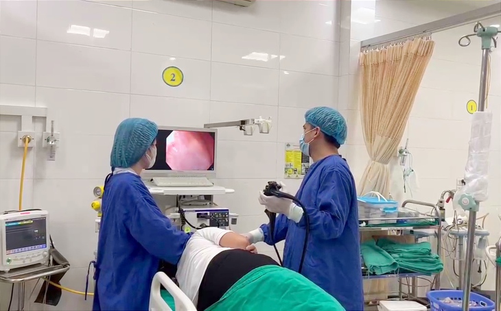Hy hữu: Nữ sinh viên nuốt cả bàn chải đánh răng vào bụng - Ảnh 1.