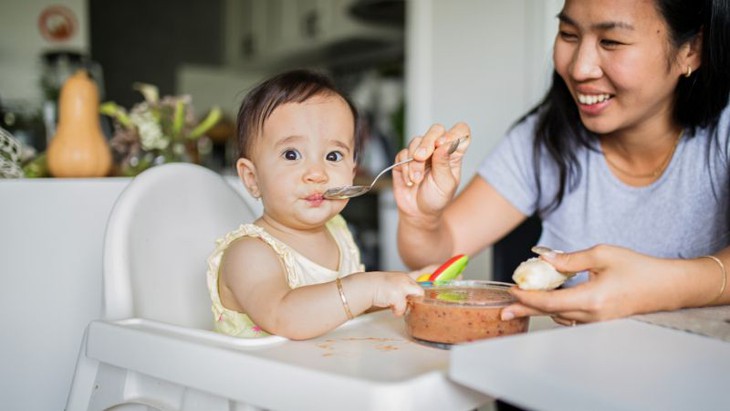 Thời điểm phù hợp nhất nên cho trẻ ăn dặm - Ảnh 1.