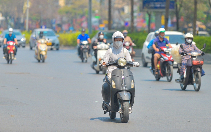 Miền Bắc nắng nóng 35 độ trước khi mưa dông dài ngày
