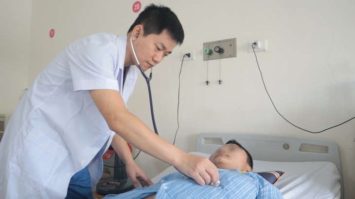 Nổ lốp ô tô người đàn ông bị vỡ động mạch chủ ngực - Ảnh 1. Nổ lốp ô tô người đàn ông bị vỡ động mạch chủ ngực - Ảnh 1.