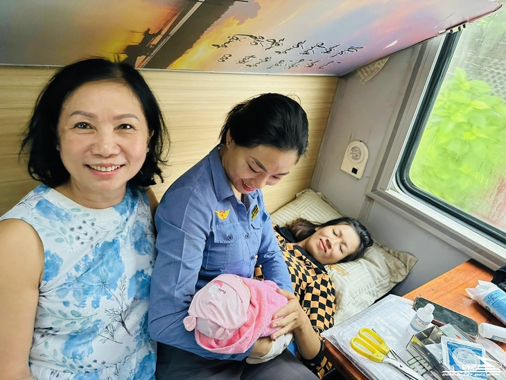 sinh con trên tàu