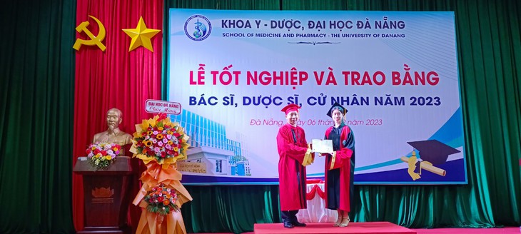 Trước ngày tốt nghiệp, Bệnh viện và doanh nghiệp đến trường tuyển bác sĩ, điều dưỡng - Ảnh 2. Trước ngày tốt nghiệp, Bệnh viện và doanh nghiệp đến trường tuyển bác sĩ, điều dưỡng - Ảnh 2.