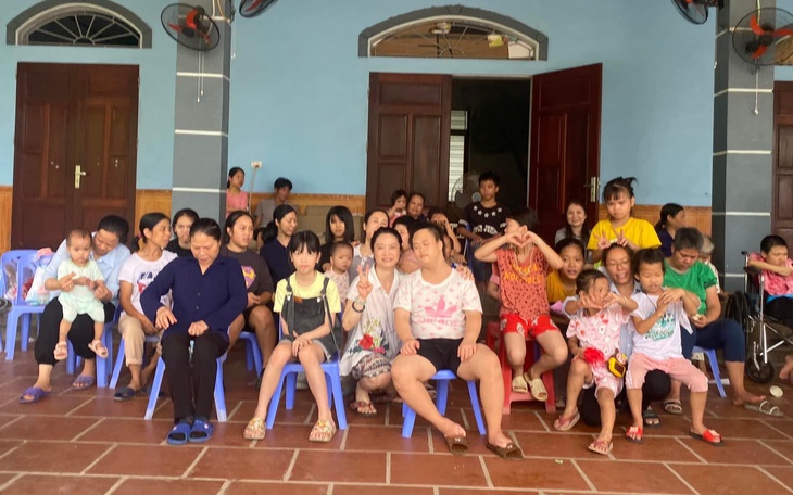 Khi những bông hoa đậu biếc nở trong khu vườn của Mái ấm Thánh Tâm