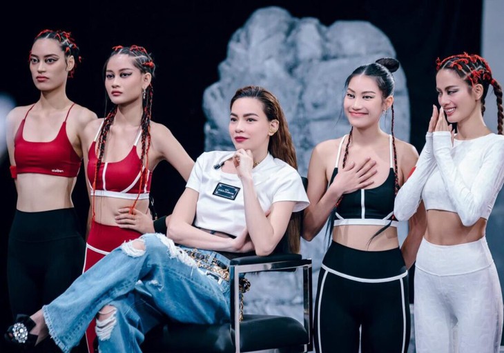 Dược sĩ Tiến giàu có thế nào mà được Trang Trần tiết lộ tặng 2 túi hiệu 600 triệu cho Thanh Hằng và Hồ Ngọc Hà? - Ảnh 1. Dược sĩ Tiến giàu có thế nào mà được Trang Trần tiết lộ tặng 2 túi hiệu 600 triệu cho Thanh Hằng và Hồ Ngọc Hà? - Ảnh 1.