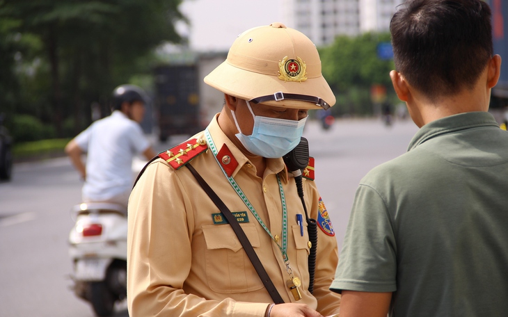 CSGT không bắt buộc phải ‘Chào ông, bà, anh chị…’  khi yêu cầu dừng, kiểm tra phương tiện