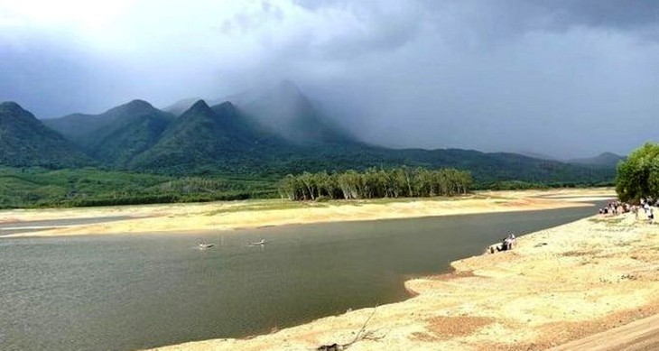 Lật ghe giữa lòng hồ, một thanh niên mất tích - Ảnh 1.