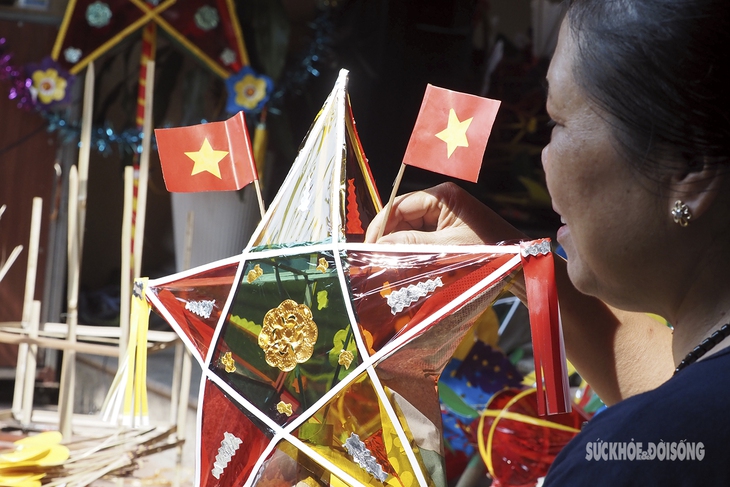 Người 'giữ lửa" thắp sáng đèn ông sao làng Hậu Ái - Ảnh 2.