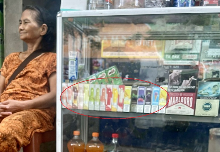 Nhiều loại hình thuốc lá điện tử đánh lừa phụ huynh, hút học sinh - Ảnh 4.