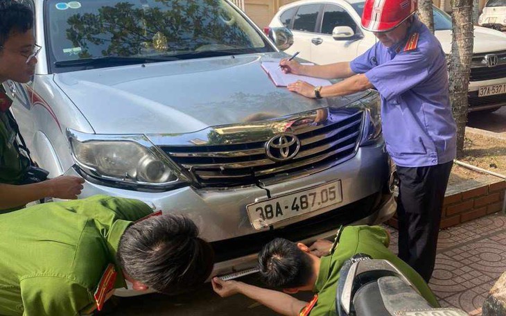 Xích mích trong cuộc rượu, lái xe ô tô tông bạn nhậu nhập viện
