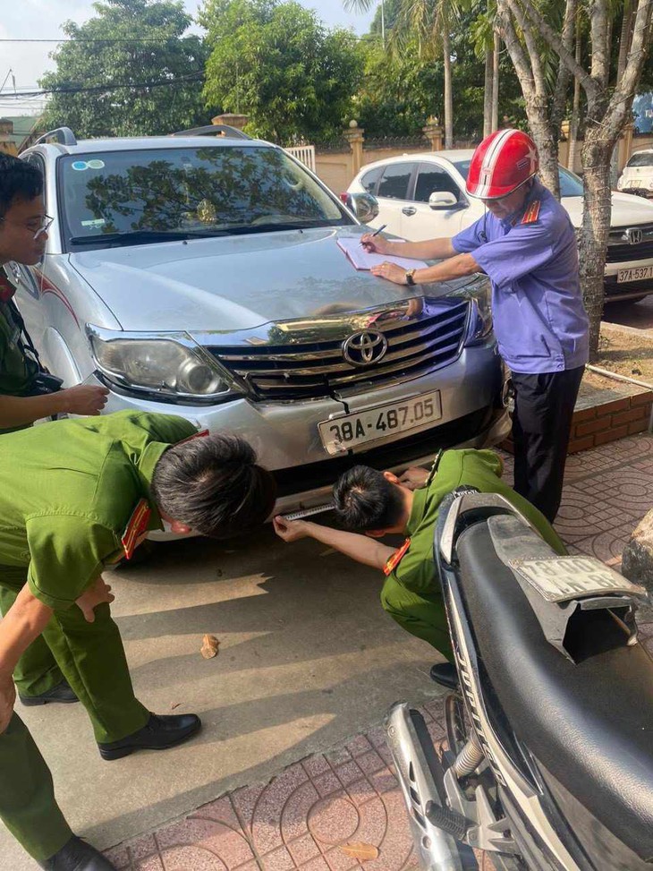 Khởi tố đối tượng điều khiển xe ô tô tông bạn nhậu chấn thương sọ não - Ảnh 2. Khởi tố đối tượng điều khiển xe ô tô tông bạn nhậu chấn thương sọ não - Ảnh 2.