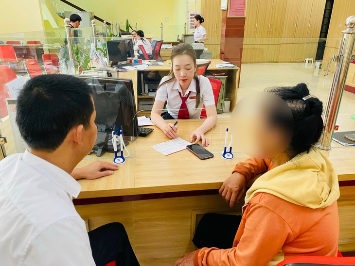 Nhân viên ngân hàng nhanh trí giúp người dân thoát 'bẫy' lừa đảo - Ảnh 1.