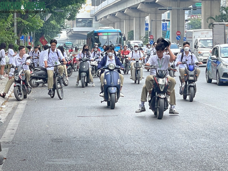 Nhan nhản học sinh vi phạm luật giao thông đầu năm học mới - Ảnh 2.